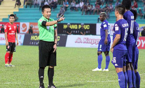Trọng tài giơ biển bù giờ 2 lần: Không sai nhưng gây rắc rối