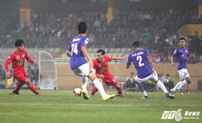 Công Phượng nén đau, đá xong nằm vật ra sân