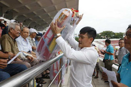 Công Vinh tặng quà Tết cho cựu cầu thủ bóng đá TP.HCM