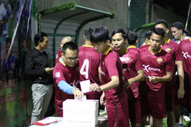 Công Phượng cùng đồng đội đá giao hữu làm từ thiện giúp bệnh nhân nghèo