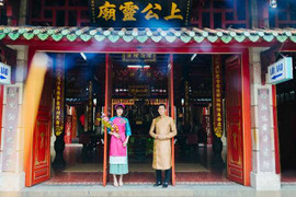 Vợ chồng Tiến Minh-Vũ Thị Trang diện áo dài đón Tết