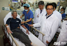 Phó Thủ tướng Vũ Đức Đam thăm bệnh nhân, công nhân ngày 30 Tết