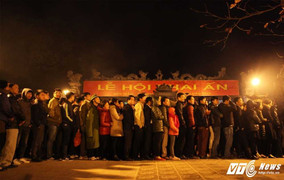 Nghìn người trắng đêm xếp hàng chờ xin ấn đền Trần