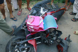 Xe khách đâm hàng loạt xe máy, chị em bé gái tử nạn