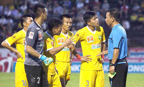 Trưởng ban trọng tài VFF 'né' truyền thông