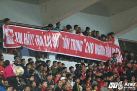 CĐV Hải Phòng chửi trọng tài, lăng mạ CLB Hà Nội: Đừng biến Lạch Tray thành quán 'bún mắng, cháo chửi'