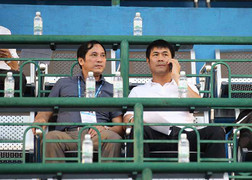 HLV Nguyễn Hữu Thắng ngao ngán bỏ về giữa trận B.Bình Dương- Quảng Nam