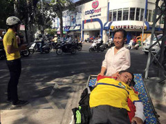 Cổ động viên khuyết tật vượt ngàn cây số cổ vũ SLNA