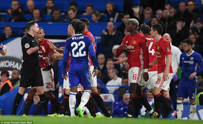 Trọng tài kiên quyết đuổi Herrera, Mourinho mỉa mai cười