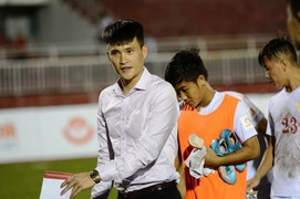 Công Vinh thành công rực rỡ, Văn Quyến tủi hờn