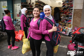 Cầu thủ nữ Syria uống cafe trứng, mua giày trên phố cổ Hà Nội