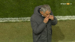 Mourinho hôn bùa may mắn, Man United lập tức ghi bàn