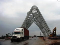 Quảng Ninh thông xe cổng chào gần 200 tỷ