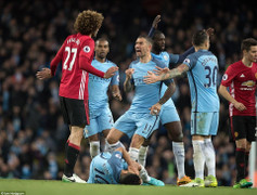 Mourinho bênh Fellaini: Aguero vẫn đẹp trai, chẳng vỡ đầu, vỡ mũi gì
