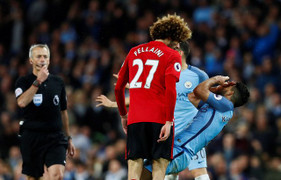 Video: Fellaini nổi điên, húc đầu vào mặt Aguero