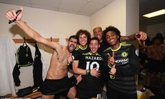 Cầu thủ Chelsea phấn khích ăn mừng vô địch Ngoại hạng Anh