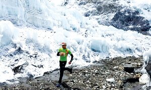 Người Việt đầu tiên chạy thành công chặng marathon khắc nghiệt nhất hành tinh trên Everest