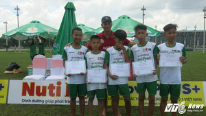 Thí sinh từ nhiều tỉnh đổ về TP.HCM thi vào học viện bóng đá NutiFood