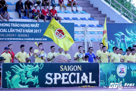 Hà Nội nóng cực điểm, cầu thủ 'phủi' vẫn tận hiến trên sân