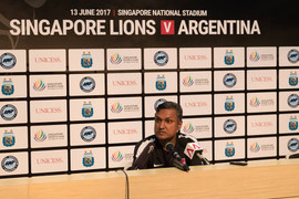 Quá chán Argentina, HLV Singapore trả lời phỏng vấn trong 78 giây