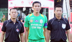 Chí Công giải trình vụ ‘tặng đao’ cả làng bóng đá