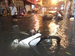 Phố Tây Tạ Hiện ngập nặng sau mưa lớn, xe máy ngâm nước la liệt