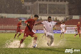 U22 Việt Nam thoát thua nhờ vũng nước trước khung thành