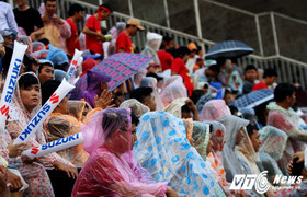 Người hâm mộ đội mưa chờ U22 Việt Nam quyết đấu Hàn Quốc