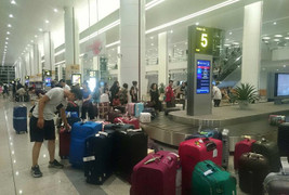 Tắc cửa nhập cảnh tại sân bay Nội Bài