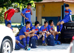 U22 Việt Nam trầy trật tìm chỗ tập, Công Phượng khởi động trên nóc capo ô tô