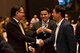 Kiatisak lắc đầu, từ chối làm HLV trưởng đội tuyển Việt Nam