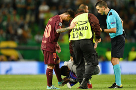 Fan cuồng lao xuống sân hôn chân Messi