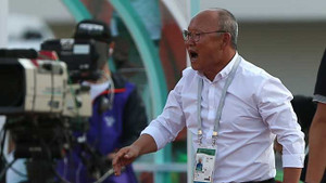 HLV Park Hang Seo nhận lương bằng 1/3 Kiatisak