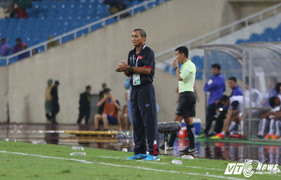 Gần 70 tuổi, HLV Mai Đức Chung vẫn dầm mưa 90 phút chỉ đạo tuyển Việt Nam