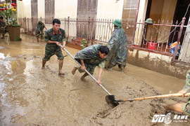 Ảnh: Bùn lũ 'bủa vây' phố cổ Hội An trước chuyến thăm của phu nhân, phu quân lãnh đạo APEC