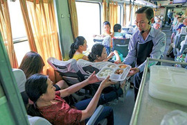 Tặng suất ăn hàng không, đường sắt có kéo khách trở lại?