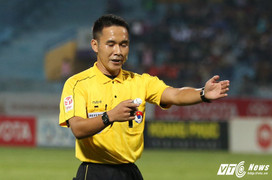 Bắt trọng tài Thái Lan vừa điều khiển trận Hà Nội - Quảng Nam