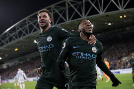 Video Huddersfield 1-2 Man City: Raheem Sterling kéo Man City ngược dòng đẳng cấp