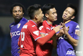 Đánh hụt Nghiêm Xuân Tú, Văn Quyết nhận án phạt nặng