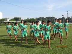 Cầu thủ NutiFood đi chân đất đấu giao lưu với U13 Kawasaki