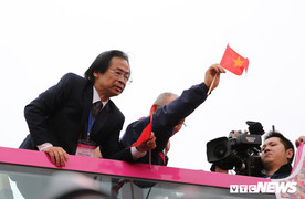 VFF không phân ông Nguyễn Lân Trung lên xe buýt diễu hành cùng U23 Việt Nam