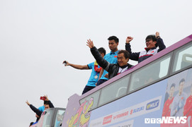 Báo Anh ngỡ ngàng trước màn chào đón U23 Việt Nam suốt 5 tiếng đồng hồ