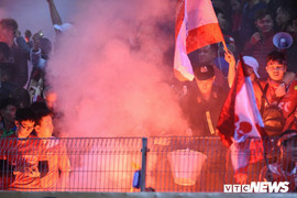 Hooligan đốt pháo sáng, CLB Hà Nội và Hải Phòng cùng bị phạt nặng