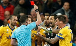 Buffon ví trọng tài như thùng rác, không có trái tim