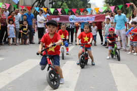 Biệt đội Cua-rơ Nhí mặc áo cờ đỏ sao vàng 'náo động' phố đi bộ ngày 30/4