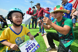 Cua-rơ nhí xuyên Việt 2018: Nghệ sỹ Xuân Bắc nịnh nọt vận động viên đua xe về đích