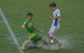Công Phượng ghi bàn, HAGL vẫn đánh rơi chiến thắng trong trận 'thủy chiến'