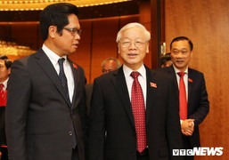 Ảnh: Đại biểu Quốc hội thảo luận bên lề ngày khai mạc kỳ họp thứ 5