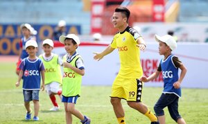 'Bóng đá và sẻ chia' cùng SCG: Quang Hải, Duy Mạnh, Đình Trọng chơi bóng với 150 em nhỏ