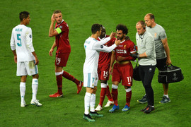 Salah đau đớn rơi nước mắt rời sân, Ronaldo đến bên an ủi